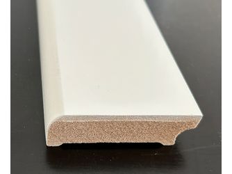 Fußleiste MDF weiß endbehandelt ähnlich RAL 9016 abgerundet Fußleiste MDF weiß endbehandelt ähnlich RAL 9016 abgerundet