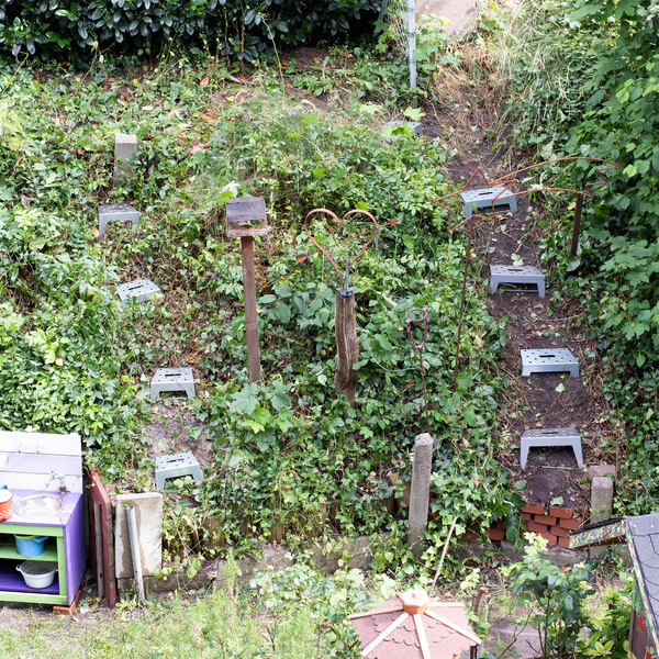 Hangstufe 20 x 20cm Stahl verz. mit Griffmulde Oberfläche gelocht