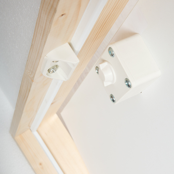 Kniestocktüren 11,5 cm Türrahmen aus Fichte, Tür CPL Platte, U-Wert 0,65, weiß lasiert Deckenöffnung 80 x 56 cm