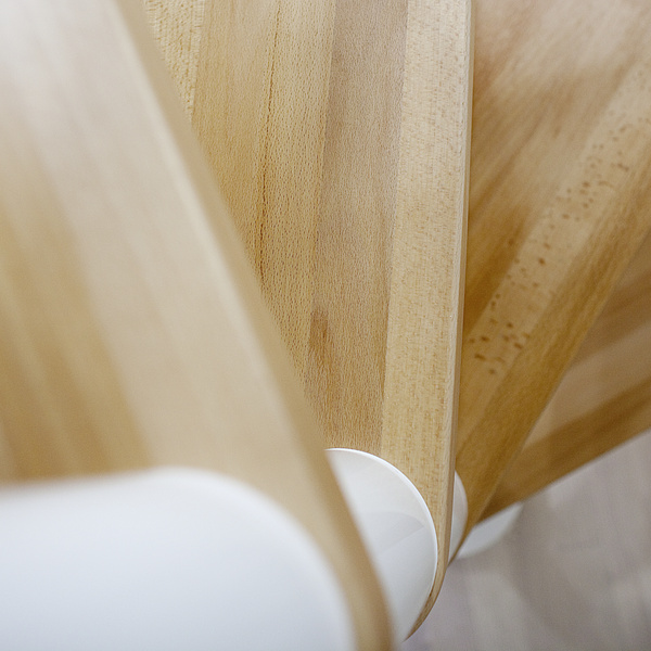 Spindeltreppe Oslo Ø120cm weiß Stufen Buche Leimholz 15 Stufen, Geschosshöhe 336-368cm Kunststoffstäbe
