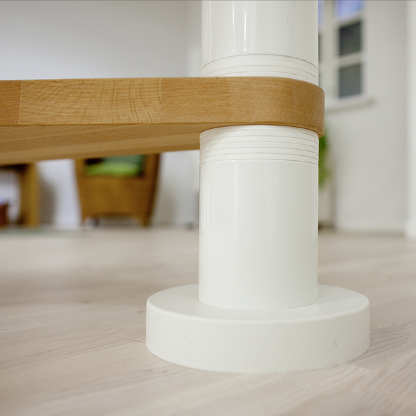 Spindeltreppe Oslo Ø120cm weiß Stufen Buche Leimholz 15 Stufen, Geschosshöhe 336-368cm Kunststoffstäbe