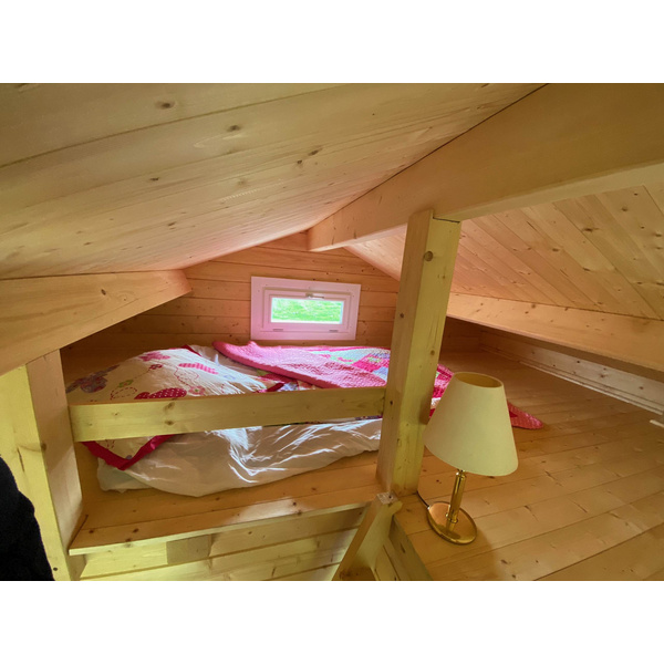 Blockhaus mit Schlafboden H45PLUS-3842-2ET-DF-EF Skand. Fichte Satteldach, Stärke: 45mm, 380x420cm