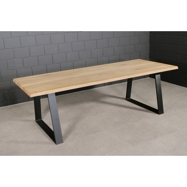 Tischplatte Brüssel Eiche geschliffen, nahezu astfrei, schräge Kante, mit Stahlprofilen